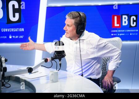 Londres, Royaume-Uni. 14 juin 2021. Sir Keir Starmer, le chef du travail, a été photographié pendant Call Keir, un téléphone en direct sur Nick Ferrari de LBC à Breakfast, dans leurs studios de Leicester Square, à Londres. Date de la photo: Lundi 14 juin 2021. Le crédit photo devrait se lire: Matt Crossick/Empics/Alamy Live News Banque D'Images