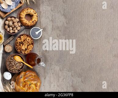 Arrière-plan de Noël. Cuisine sur fond de bois vue sur le dessus. Place pour le test. Christian Lenten cuisine traditionnelle pour Noël - Kutya, fruits secs Banque D'Images