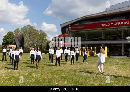 Sujet de la photo: La première répétition commune de chœur après le Lockdown de Corona a été possible pour le chœur de jeunes Théâtre Bonn avec des tests rapides négatifs sur la prairie devant l'opéra. Sous la direction musicale du chef Ekaterina KLEWITZ (avant droit), le 29 mai 2021 à Bonn/Allemagne. Â Banque D'Images