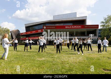 Sujet de la photo: La première répétition commune de chœur après le Lockdown de Corona a été possible pour le chœur de jeunes Théâtre Bonn avec des tests rapides négatifs sur la prairie devant l'opéra. Sous la direction musicale du chef Ekaterina KLEWITZ (avant gauche), le 29 mai 2021 à Bonn/Allemagne. Â Banque D'Images