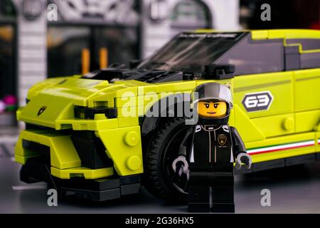 Tambov, Fédération de Russie - 24 juin 2020 une figurine de pilote Lego debout contre la voiture Lamborghini Urus ST-X de LEGO Speed Champions. Banque D'Images