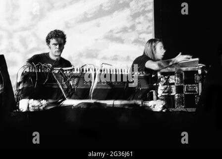 Les Chemical Brothers se sont produits au Essential Music Festival 1997, Stammer Park, Brighton, Angleterre, Royaume-Uni. Banque D'Images