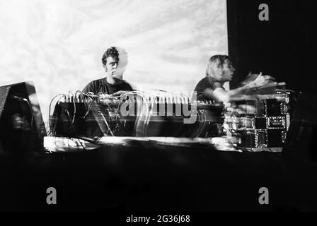 Les Chemical Brothers se sont produits au Essential Music Festival 1997, Stammer Park, Brighton, Angleterre, Royaume-Uni. Banque D'Images