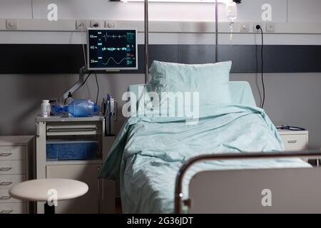 Salle de récupération avec lits et confortable médical équipé dans un hôpital. Chambre propre et vide avec un lit dans le nouveau centre médical. IV goutte et dans la clinique moderne. Banque D'Images