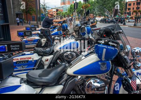 Boston police Harley Davidson moto garée à Park Street Church Boston, Massachusetts, États-Unis. Banque D'Images