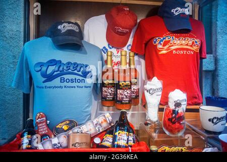 T-shirts, bières, casquettes et marchandises au restaurant Cheers Quincy Market Freedom Trail Boston Massachusetts USA. Cheers est une sitcom télévision américaine Banque D'Images