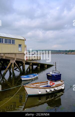 De petits bateaux amarrés à côté de la station RNLI ar Berwick-upon-Tweed à Northumberland, Royaume-Uni. Banque D'Images