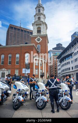 Boston police Harley Davidson moto garée à Park Street Church Boston, Massachusetts, États-Unis. Banque D'Images