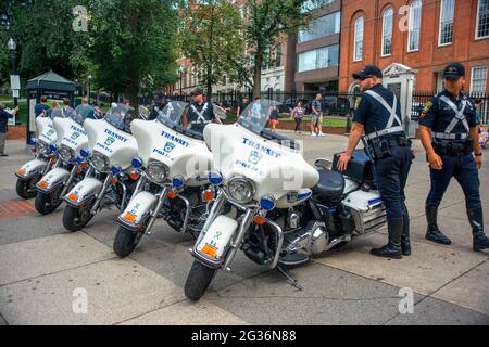 Boston police Harley Davidson moto garée à Park Street Church Boston, Massachusetts, États-Unis. Banque D'Images