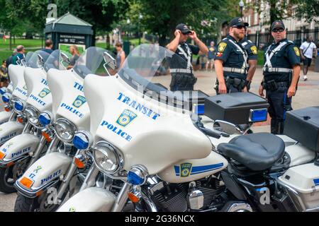 Boston police Harley Davidson moto garée à Park Street Church Boston, Massachusetts, États-Unis. Banque D'Images