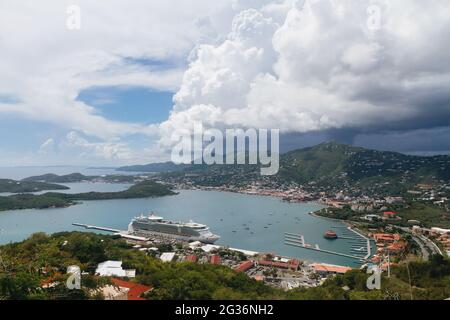 St. Thomas, USVI - 24 septembre 2015 : un navire de la Royal Caribbean Cruise Line amarré dans le port de St. Thomas Banque D'Images