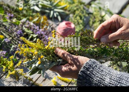 faire un paquet d'encens Banque D'Images