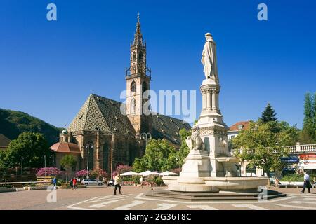 Assomption de la cathédrale de Marie à Walther place avec le monument de Walther , Italie, Tyrol du Sud, Bolzano Banque D'Images