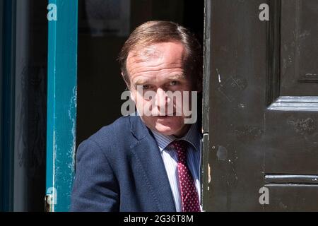 Le secrétaire d'État à l'Environnement, George Ejustice, quitte le bureau du Cabinet à Whitehall, dans le centre de Londres, le 14 juin 2021 Banque D'Images