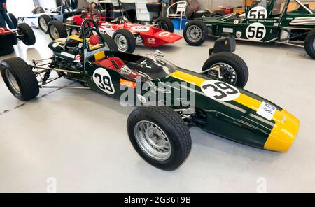 Michael Richings, vert et jaune, 1969, Alexis 15, Formule Ford, Au National Pit garage, au Silverstone Classic 2017 Banque D'Images