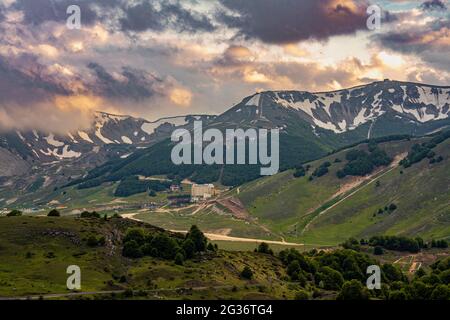 Coucher de soleil sur les montagnes des Abruzzes. Les installations de ski et de tourisme d'Aremogna. Roccaraso, province de l'Aquila, Abruzzes, Italie, Europe Banque D'Images