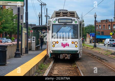 Un train de tram sortant de la ligne verte de la MBTA Huntington Avenue Line se prépare à partir de la gare Brigham Circle de Boston, Massachusetts. Brigham Banque D'Images