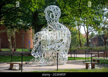 The Alchemist, une sculpture représentant Thinking Man, au MIT de Boston. Installation d'Alchemist — une œuvre sculpturale majeure réalisée par l'ar contemporain espagnol Banque D'Images