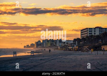 Côte de Daytona Beach en Floride au lever du soleil avec les gens et palmiers Banque D'Images