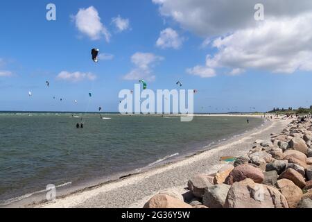 Beaucoup de kite surf activité à la plage de la mer Baltique de Laboe en Allemagne par une journée ensoleillée Banque D'Images