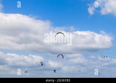 Beaucoup de kite surf activité à la plage de la mer Baltique de Laboe en Allemagne par une journée ensoleillée Banque D'Images