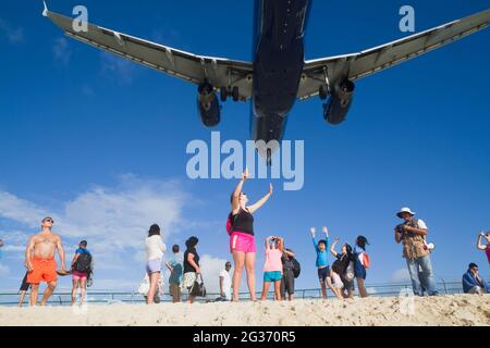 Sint Maarten, Antilles néerlandaises - 01 janvier 2016: Les touristes regardent de la plage pendant que l'avion atterrit à l'aéroport international Princess Juliana à Saint Maa Banque D'Images