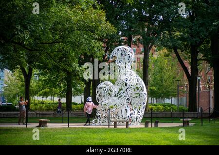 The Alchemist, une sculpture représentant Thinking Man, au MIT de Boston. Installation d'Alchemist — une œuvre sculpturale majeure réalisée par l'ar contemporain espagnol Banque D'Images