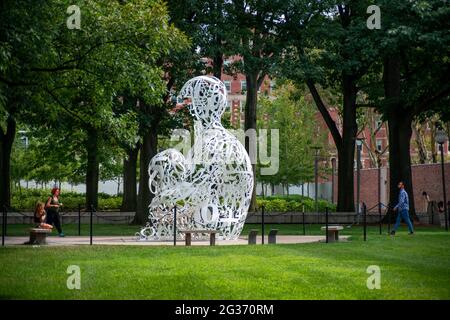 The Alchemist, une sculpture représentant Thinking Man, au MIT de Boston. Installation d'Alchemist — une œuvre sculpturale majeure réalisée par l'ar contemporain espagnol Banque D'Images