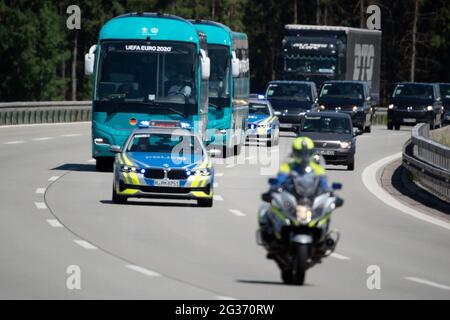 Pfaffenhofen, Allemagne. 14 juin 2021. Football: Championnat d'Europe, Groupe F, avant le match France - Allemagne. Les bus avec l'équipe nationale allemande conduisent sur l'Autobahn 9 près de Pfaffenhofen en direction de Munich. L'Allemagne joue contre la France, championne du monde, lors du match du Groupe F. Credit: Federico Gambarini/dpa/Alay Live News Banque D'Images