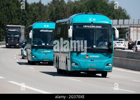 Pfaffenhofen, Allemagne. 14 juin 2021. Football: Championnat d'Europe, Groupe F, avant le match France - Allemagne. Les bus avec l'équipe nationale allemande conduisent sur l'Autobahn 9 près de Pfaffenhofen en direction de Munich. L'Allemagne joue contre la France, championne du monde, lors du match du Groupe F. Credit: Federico Gambarini/dpa/Alay Live News Banque D'Images