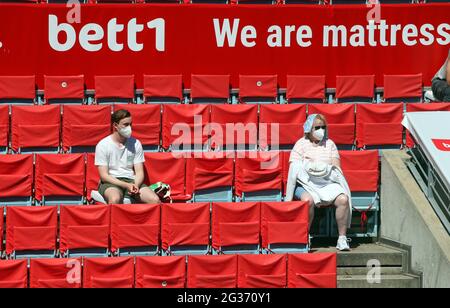 Berlin, Allemagne. 14 juin 2021. Tennis, WTA Tour, singles, Women, 1st Round: Sous les conditions de Corona mais avec des spectateurs, le WTA Tour féminin sera joué sur le Center court au stade Steffi Graf à Hundekehle dans le quartier de Zehlendorf à Berlin. Credit: Wolfgang Kumm/dpa/Alay Live News Banque D'Images