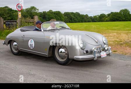 Années 1970 968 Super Speedster 356 fabriqué en usine, cabriolet Porsche Sports argenté ; voyage à un salon de voitures anciennes et classiques à Heskin Hall, Lancashire, Royaume-Uni Banque D'Images