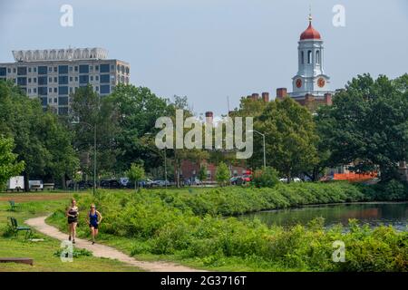 Courant au pont John W. Weeks et tour d'horloge au-dessus de Charles River sur le campus de l'université de Harvard à Cambridge, Boston, Massachusetts. Banque D'Images