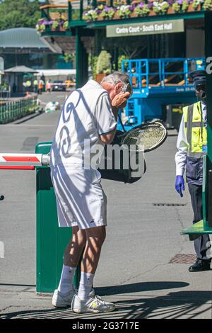 WIMBLEDON LONDRES 14 juin 2021. Les membres du Club arrivent pour s'entraîner au All England Lawn tennis & Croquet Club qui se prépare à accueillir les championnats . Les championnats de Wimbledon de l'année dernière ont été reportés en raison de la pandémie de coronavirus qui devrait commencer du 28 juin au 11 juillet, avec une capacité limitée de spectateurs conformément aux restrictions de Covid-19. Credit amer ghazzal/Alamy Live News Banque D'Images