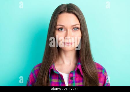 Portrait de joli contenu attrayant fille portant une chemise à carreaux isolée sur fond bleu sarcelle brillant Banque D'Images