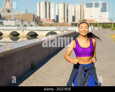 Femme asiatique jogging tôt le matin. Belle femme en forme et en bonne santé. Concept de mode de vie sain. Banque D'Images