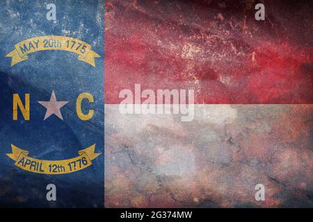 Vue de dessus du drapeau rétro de la Caroline du Nord avec texture grunge. Arrière-plan du drapeau, Banque D'Images