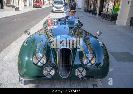 Sotheby’s, New Bond Street, Londres, Royaume-Uni. 14 juin 2021. Un magnifique roadster Jaguar XK120 classique à l'extérieur de Sotheby's est utilisé pour livrer des catalogues de vente dans toute la ville lors d'une chaude journée d'été à Londres. Crédit : Malcolm Park/Alay Live News. Banque D'Images