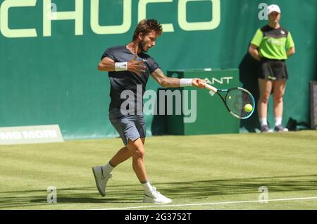 Halle, Allemagne. 14 juin 2021. Tennis: ATP Tour célibataires, hommes, 1er tour, Goffin (Belgique) - Moutet (France). Corentin Moutet frappe un front. Credit: Friso Gentsch/dpa/Alay Live News Banque D'Images