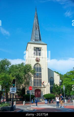 First Parish Church, Harvard University, Harvard Square Cambridge, Massachusetts, États-Unis. La première paroisse est une congrégation prospère dans l'Uniunitaire Banque D'Images