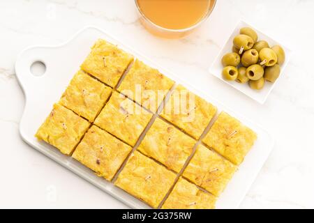 L'apéritif à omelette espagnole appelée tortilla espagnole sur une table en marbre. Tapa typiquement espagnol Banque D'Images