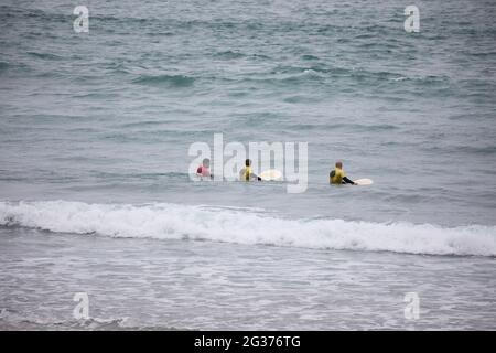 Portreath,Cornwall,14 juin 2021, malgré le fait que les surfeurs aient été sur les vagues comme les gens étaient dehors pour leur exercice quotidien sur la plage à marée basse à Portreath, Cornwall. La température était de 15C, ce qui est environ 10C plus frais que dans le nord du pays où Londres et Brighton ont des températures de 26C.Credit: Keith Larby/Alay Live News Banque D'Images