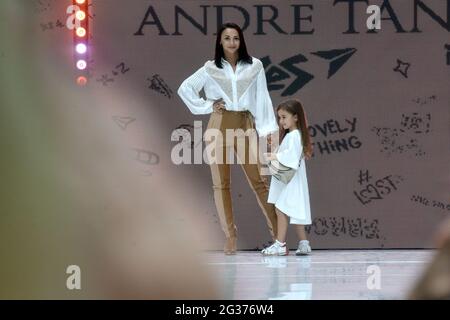 KIEV, UKRAINE - 13 JUIN 2021 - les participants sont vus à la passerelle pendant le spectacle de piste au IV All-Ukrainian Children Festival of Young Models Banque D'Images