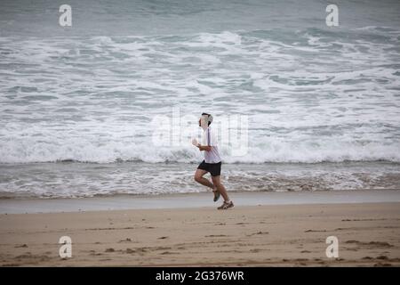 Portreath,Cornwall,14 juin 2021, malgré le fait que les surfeurs aient été sur les vagues comme les gens étaient dehors pour leur exercice quotidien sur la plage à marée basse à Portreath, Cornwall. La température était de 15C, ce qui est environ 10C plus frais que dans le nord du pays où Londres et Brighton ont des températures de 26C.Credit: Keith Larby/Alay Live News Banque D'Images