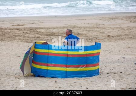 Portreath,Cornwall,14 juin 2021, malgré le fait que les surfeurs aient été sur les vagues comme les gens étaient dehors pour leur exercice quotidien sur la plage à marée basse à Portreath, Cornwall. La température était de 15C, ce qui est environ 10C plus frais que dans le nord du pays où Londres et Brighton ont des températures de 26C.Credit: Keith Larby/Alay Live News Banque D'Images