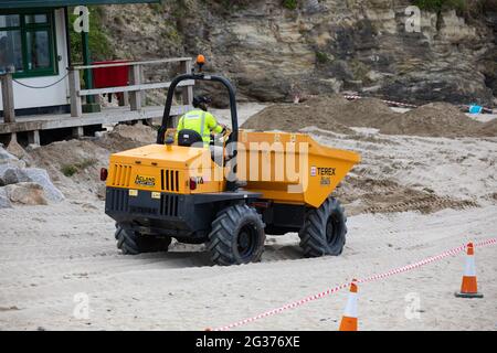 Portreath,Cornwall,14 juin 2021, malgré le fait que les surfeurs aient été sur les vagues comme les gens étaient dehors pour leur exercice quotidien sur la plage à marée basse à Portreath, Cornwall. La température était de 15C, ce qui est environ 10C plus frais que dans le nord du pays où Londres et Brighton ont des températures de 26C.Credit: Keith Larby/Alay Live News Banque D'Images