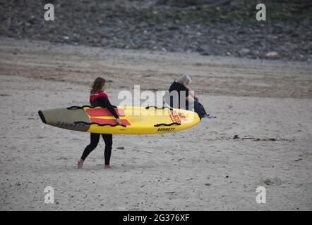 Portreath,Cornwall,14 juin 2021, malgré le fait que les surfeurs aient été sur les vagues comme les gens étaient dehors pour leur exercice quotidien sur la plage à marée basse à Portreath, Cornwall. La température était de 15C, ce qui est environ 10C plus frais que dans le nord du pays où Londres et Brighton ont des températures de 26C.Credit: Keith Larby/Alay Live News Banque D'Images
