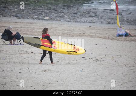 Portreath,Cornwall,14 juin 2021, malgré le fait que les surfeurs aient été sur les vagues comme les gens étaient dehors pour leur exercice quotidien sur la plage à marée basse à Portreath, Cornwall. La température était de 15C, ce qui est environ 10C plus frais que dans le nord du pays où Londres et Brighton ont des températures de 26C.Credit: Keith Larby/Alay Live News Banque D'Images