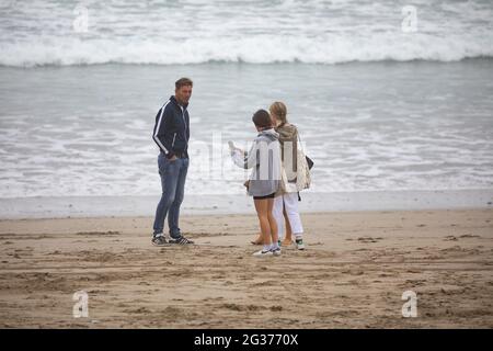 Portreath,Cornwall,14 juin 2021, malgré le fait que les surfeurs aient été sur les vagues comme les gens étaient dehors pour leur exercice quotidien sur la plage à marée basse à Portreath, Cornwall. La température était de 15C, ce qui est environ 10C plus frais que dans le nord du pays où Londres et Brighton ont des températures de 26C.Credit: Keith Larby/Alay Live News Banque D'Images