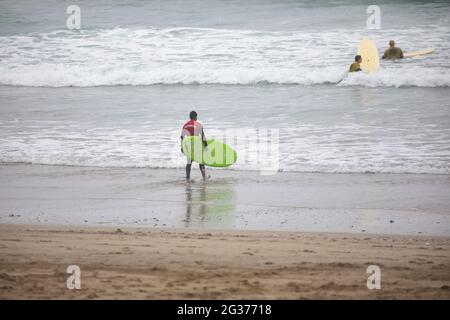 Portreath,Cornwall,14 juin 2021, malgré le fait que les surfeurs aient été sur les vagues comme les gens étaient dehors pour leur exercice quotidien sur la plage à marée basse à Portreath, Cornwall. La température était de 15C, ce qui est environ 10C plus frais que dans le nord du pays où Londres et Brighton ont des températures de 26C.Credit: Keith Larby/Alay Live News Banque D'Images